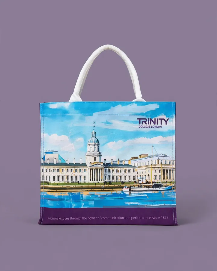 ภาพอาคารริมน้ำ ด้านข้างคนละสี — Heritage Tote